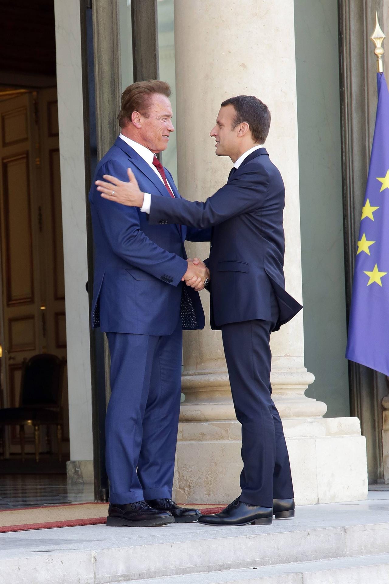 Zwei Männer mit starkem Händedruck: Arnold Schwarzenegger und Emmanuel Macron verkörpern ein Bild von Anpackern, das dem Donald Trumps komplett entgegengesetzt ist.
