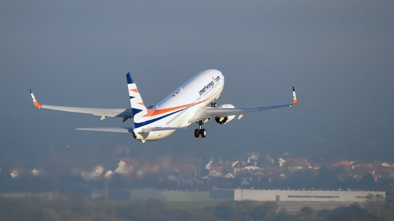 Eine Chartermaschine hebt am Kassel-Airport ab: Die sogenannte freiwillige Ausreise der gut 180 Asylbewerber führt sie zurück nach Pristina (Kosovo) oder Tirana (Albanien).