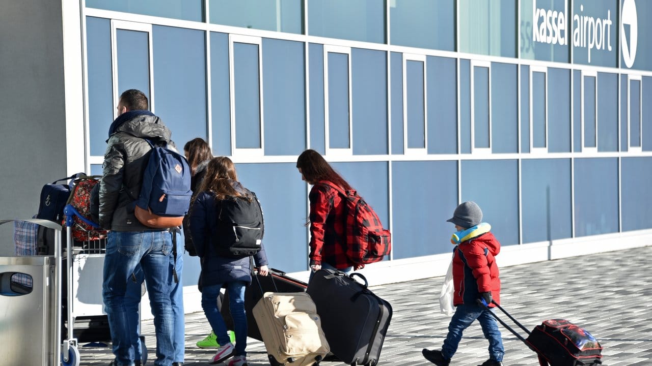 Sie gehen - mehr oder minder - freiwillig: Abgelehnte Asylbewerber vor dem Terminal des Kassel-Airports.