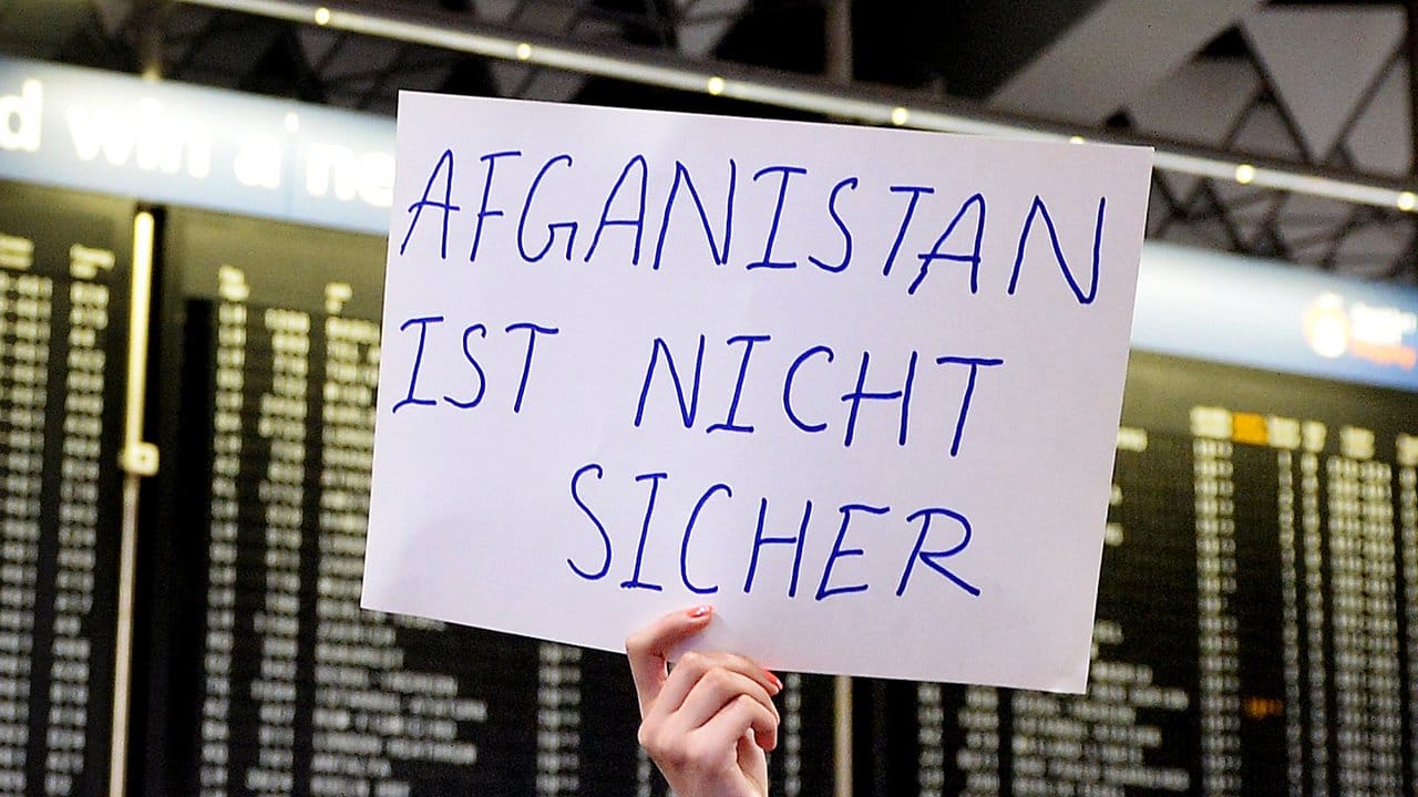 Demonstration gegen Abschiebung nach Afghanistan am Frankfurter Flughafen.