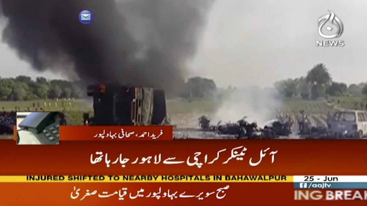 Schwarzer Rauch über Bahawalpur in Pakistan: Die Explosion eines verunglückten Tanklastzugs in Pakistan hat mehr als 120 Menschen in den Tod gerissen.