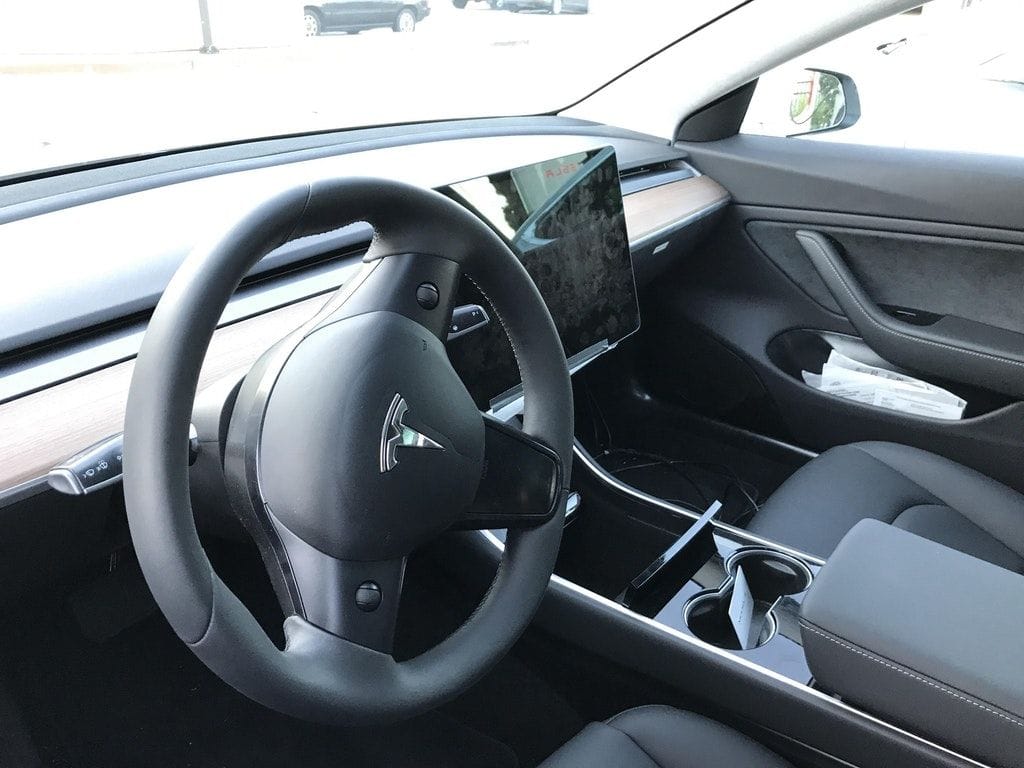 Das Lenkrad des Tesla Model 3
