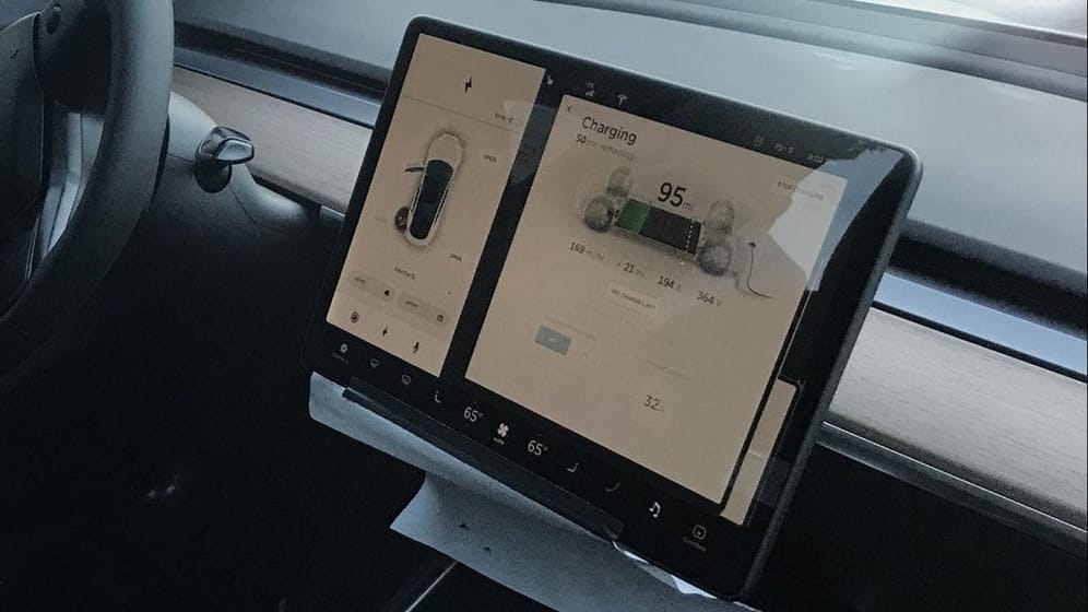 Bildschirm des Tesla Model 3