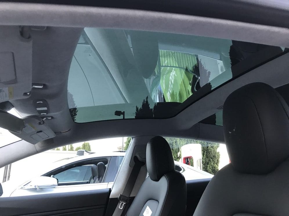 Glasdach des Tesla Model 3