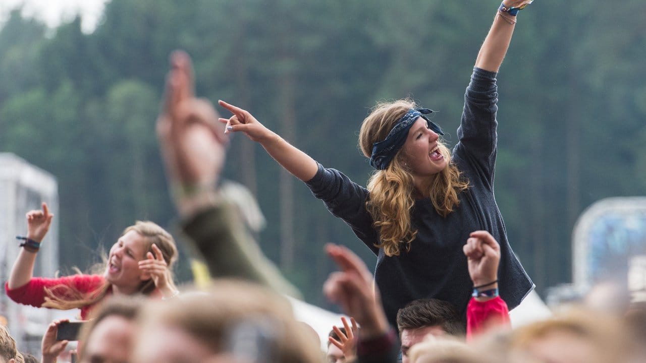Festivalbesucherin am zweiten Tag des Musikfestivals Hurricane in Scheeßel. Festivalbesucherin am zweiten Tag des Musikfestivals Hurricane in Scheeßel.