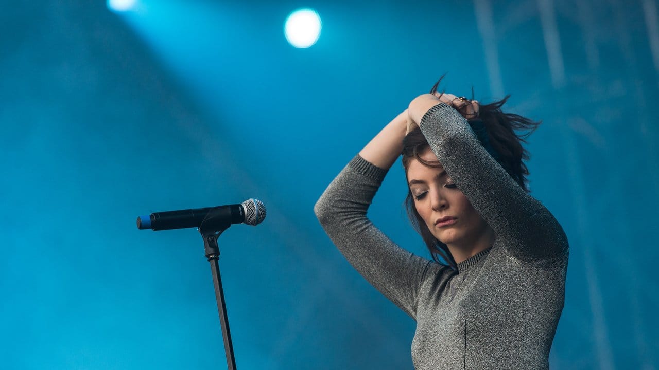 Die neuseeländische Sängerin Lorde am zweiten Tag des Musikfestivals Hurricane. Die neuseeländische Sängerin Lorde am zweiten Tag des Musikfestivals Hurricane.