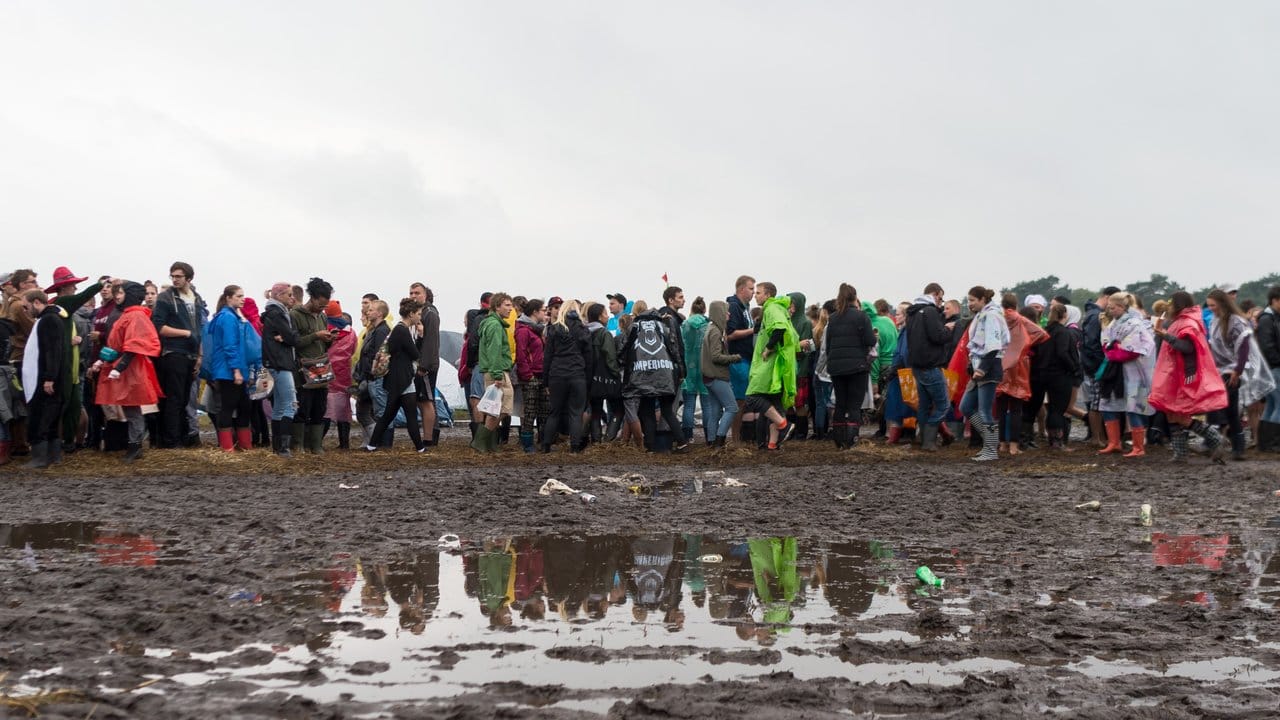 Das war too matsch am zweiten Tag des Musikfestivals Hurricane in Scheeßel. Das war too matsch am zweiten Tag des Musikfestivals Hurricane in Scheeßel.