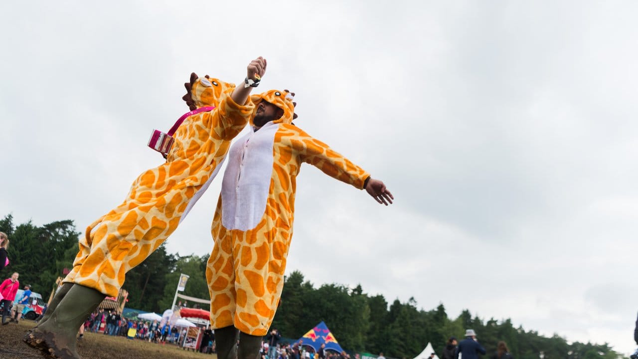 Zwei Männer in Giraffenkostümen beim Hurricane-Festival in Scheeßel (Niedersachsen).