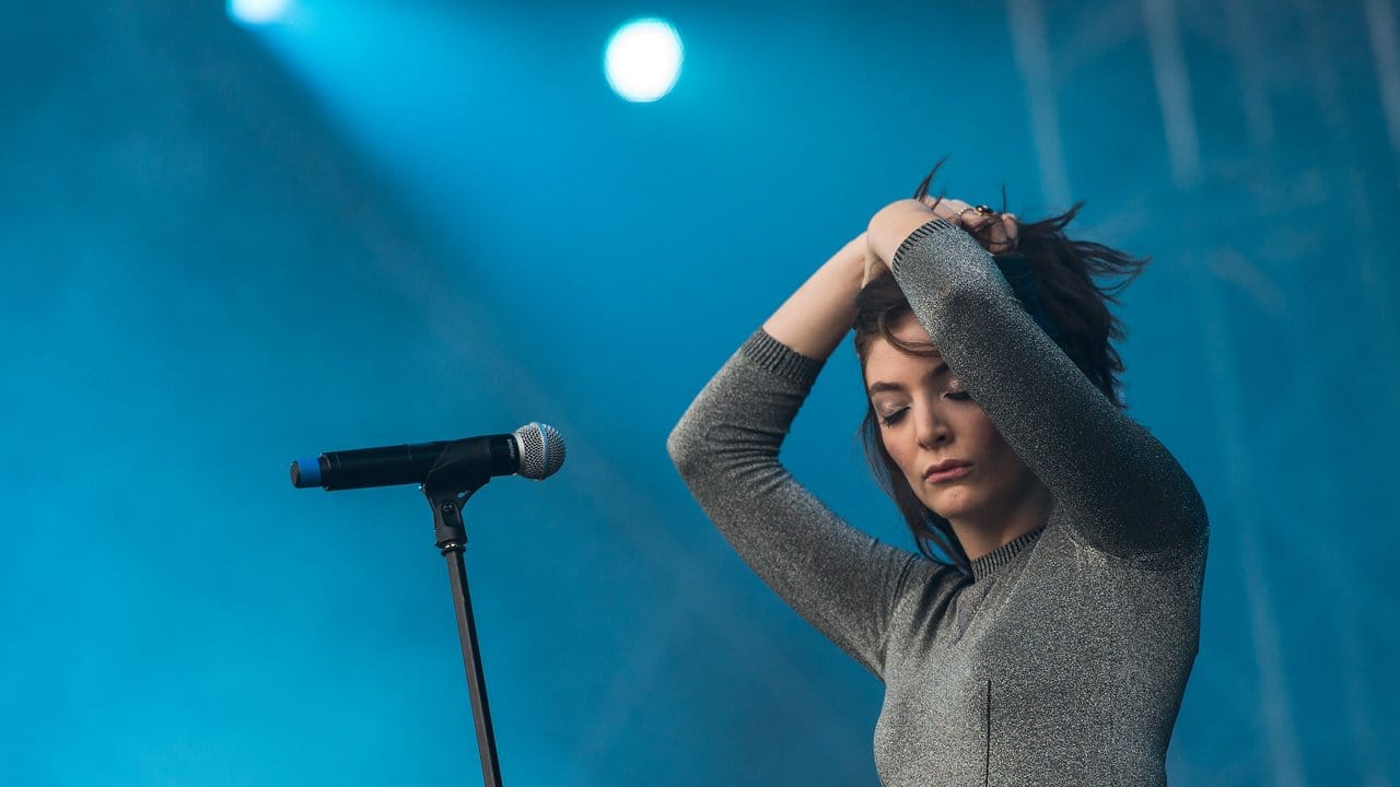 Die neuseeländische Sängerin Lorde am zweiten Tag des Musikfestivals Hurricane.