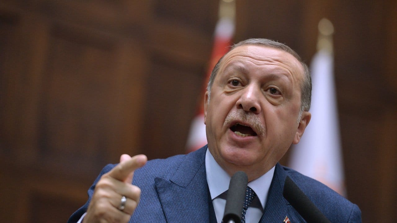 Für Staatspräsident Erdogan ist die Forderung nach Abzug der türkischen Soldaten eine "Respektlosigkeit. Für Staatspräsident Erdogan ist die Forderung nach Abzug der türkischen Soldaten eine "Respektlosigkeit.