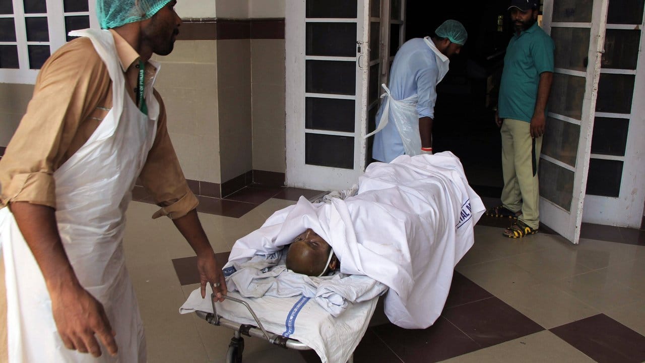 Opfer der Explosion werden in ein Krankenhaus in Multan (Pakistan) gebracht.