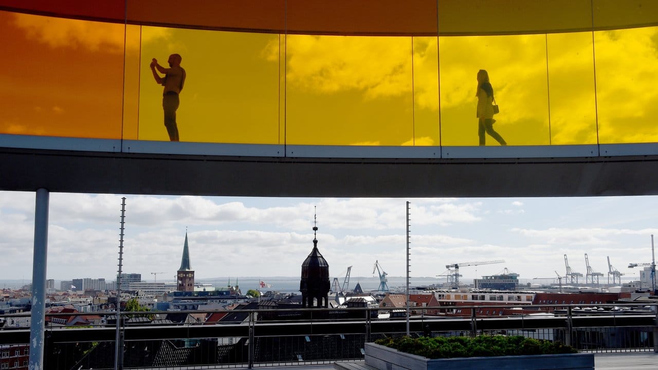Das "Rainbow Panorama" von Olafur Eliassen auf dem Dach des AROS-Kunstmuseums in Aarhgus.
