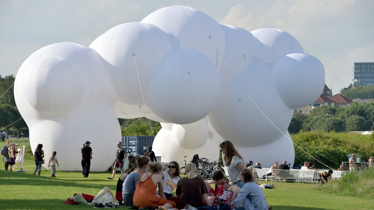 Ein ballonförmiger Pavillon der Bjarke Ingels Group in Aarhus.
