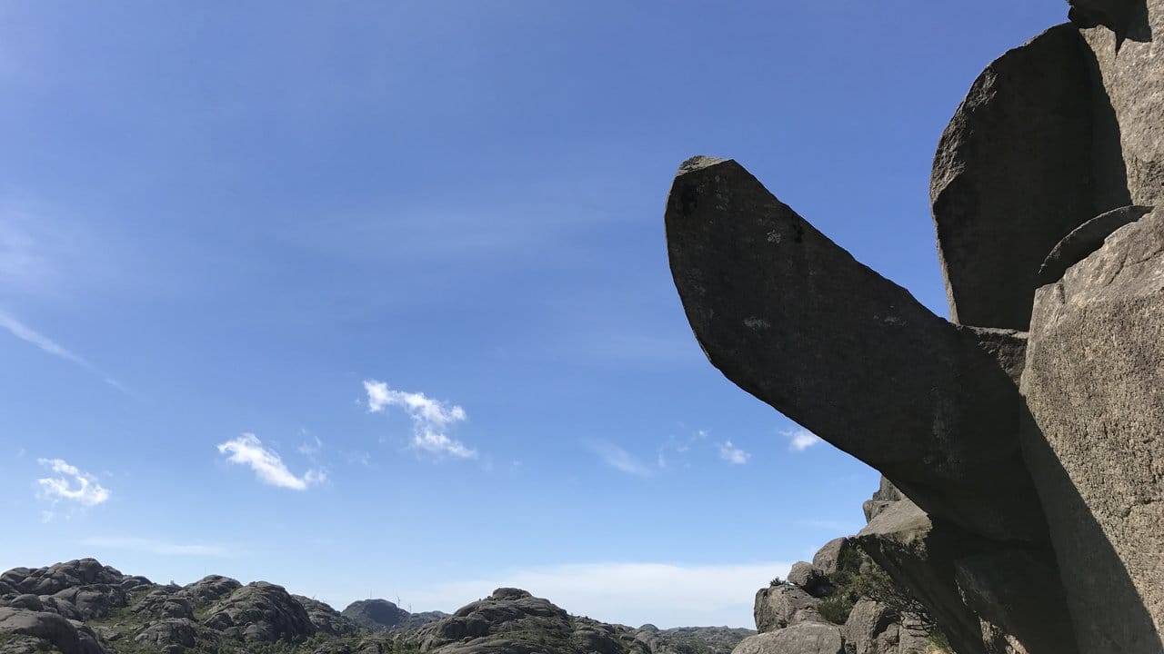 Der Trollphallus (Trollpikken), eine charakteristische Felsnase, vor der Zerstörung.