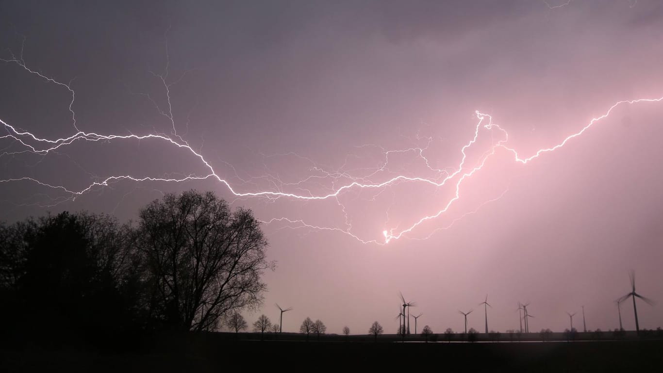 Blitz und Donner sind auch in dieser Woche wieder in weiten Teilen des Landes möglich.
