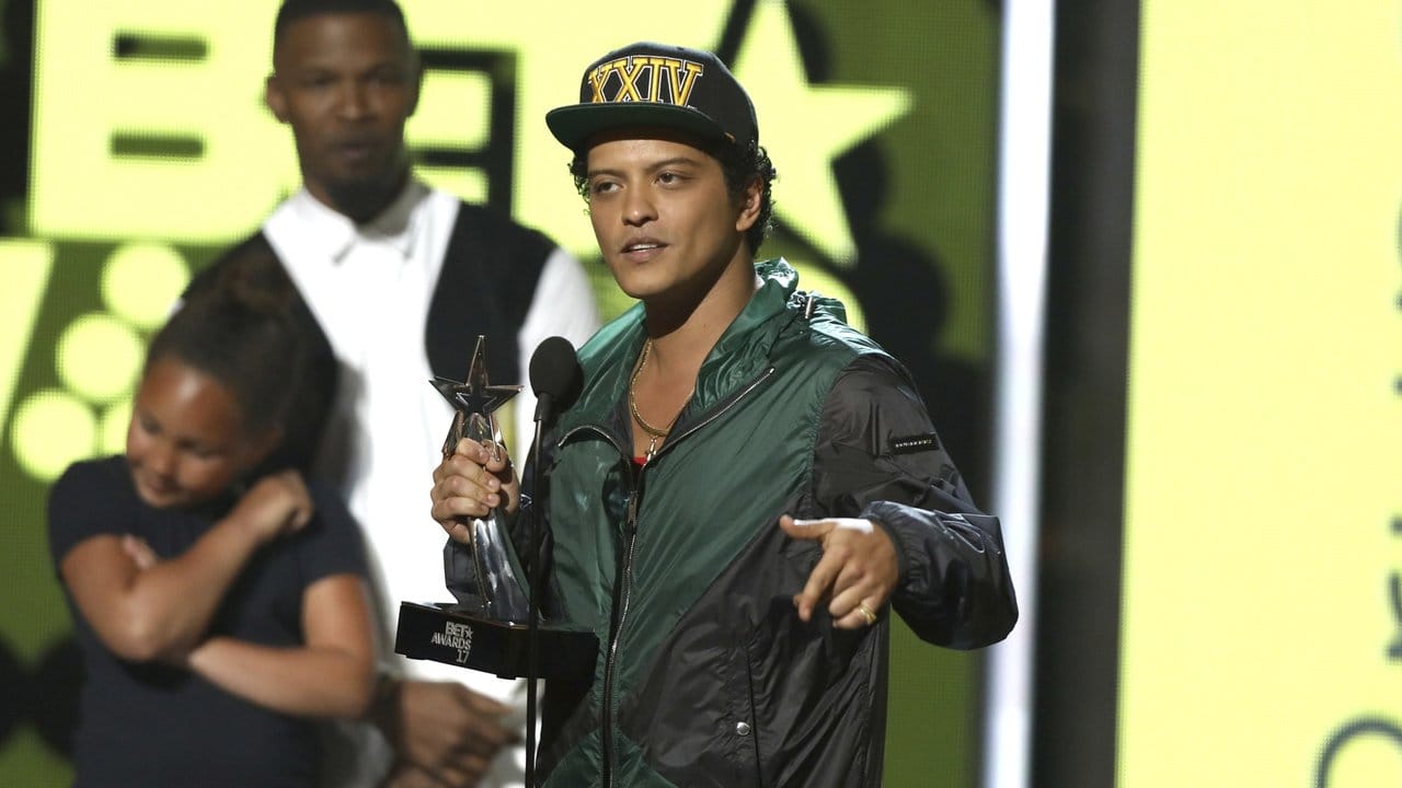 Bruno Mars wurde bei den BET Awards als bester männlicher R&B Künstler ausgezeichnet.