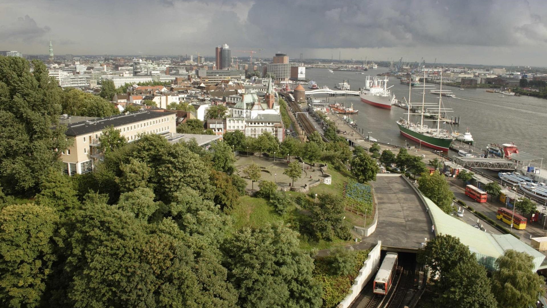 In der Jugendherberge Stintfang können Sie in Hamburg direkt an den Landungsbrücken nächtigen.