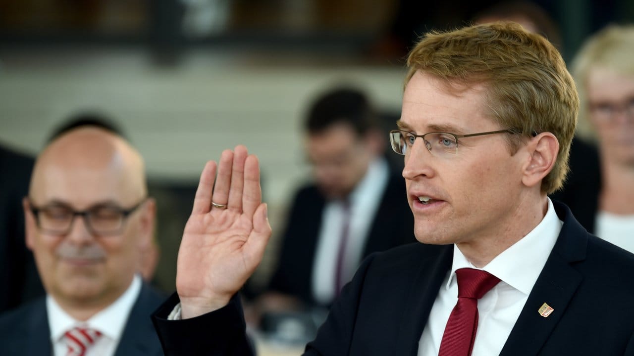 Daniel Günther wird als neuer Ministerpräsident für Schleswig-Holstein in Kiel vereidigt. Daniel Günther wird als neuer Ministerpräsident für Schleswig-Holstein in Kiel vereidigt.