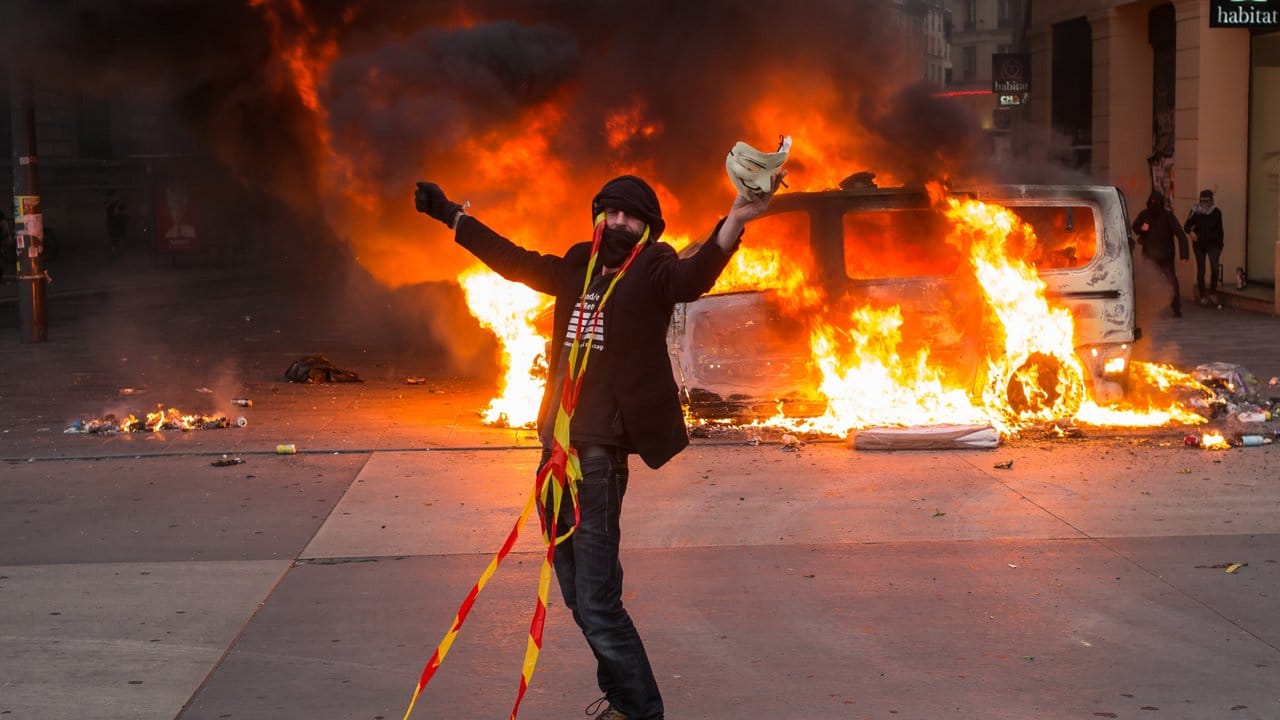 Im vergangenen Jahr hatte eine Arbeitsmarktreform unter Macrons Vorgänger François Hollande über Monate zu heftigen Protesten und Ausschreitungen geführt. Im vergangenen Jahr hatte eine Arbeitsmarktreform unter Macrons Vorgänger François Hollande über Monate zu heftigen Protesten und Ausschreitungen geführt.