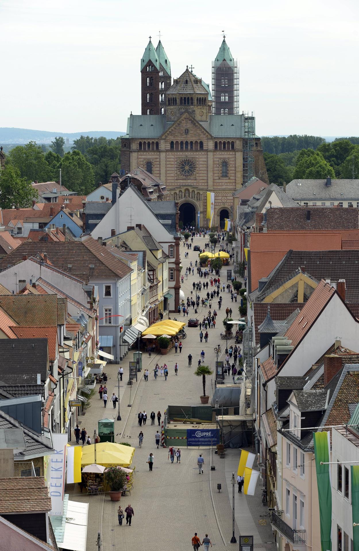 Blick vom Altpörtel über Maximilianstraße (Via Triumphalis) auf die Westfassade des Speyerer Doms.