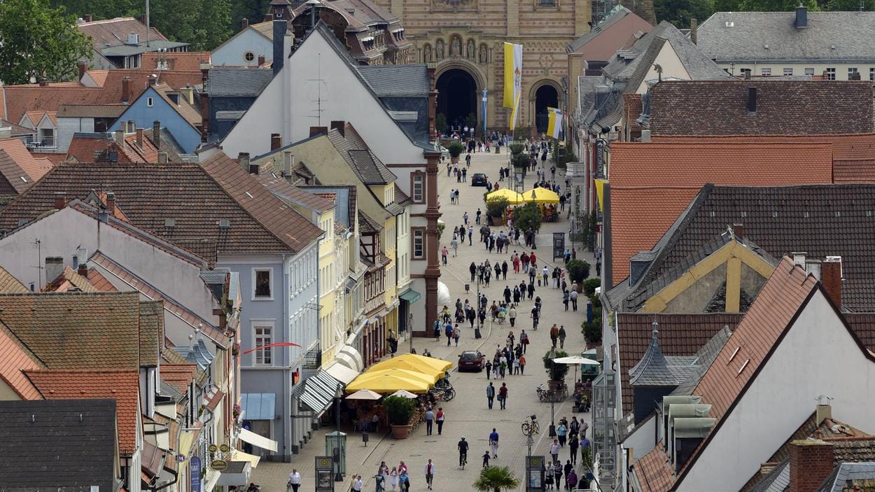 Blick vom Altpörtel über Maximilianstraße (Via Triumphalis) auf die Westfassade des Speyerer Doms.