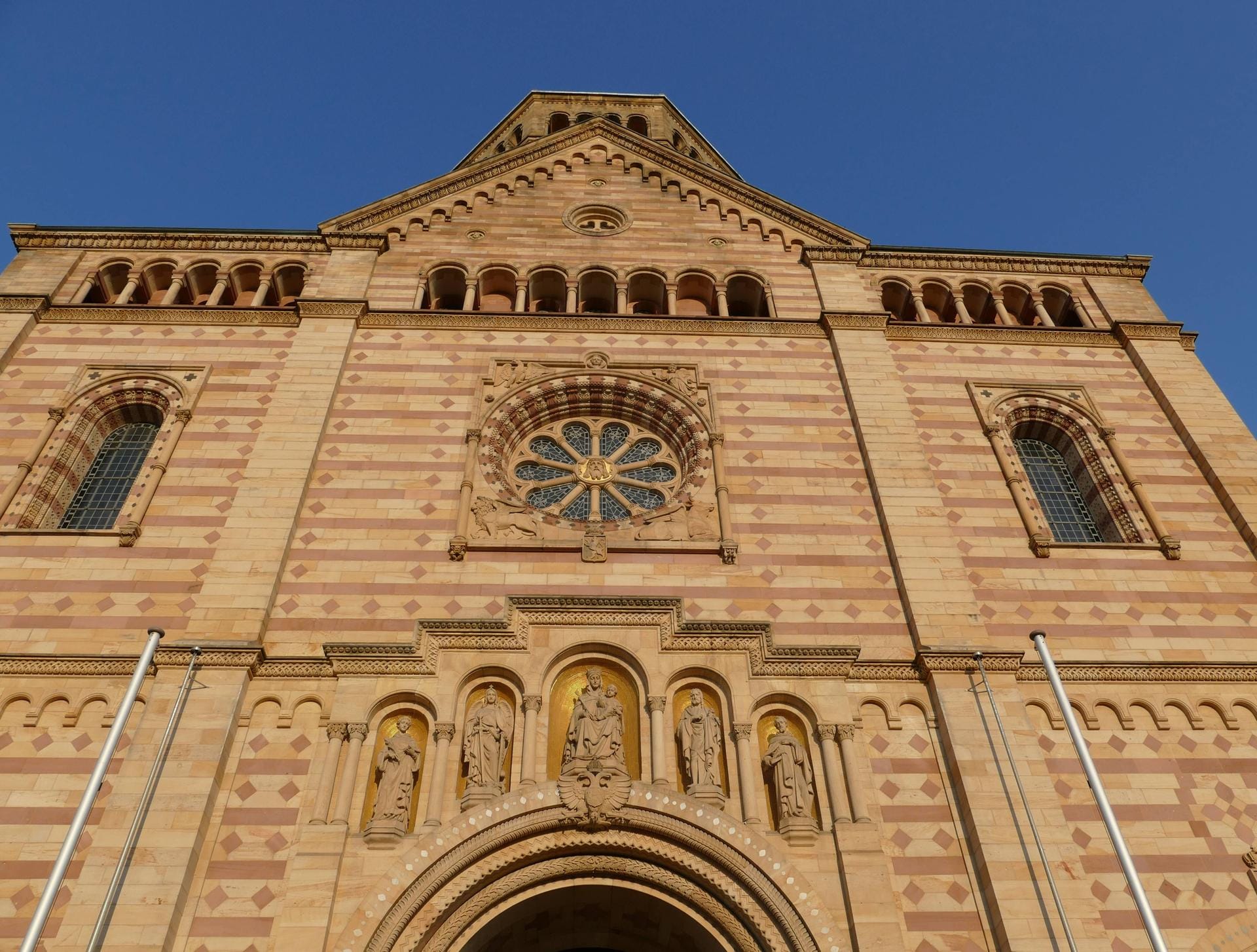 Die einmalige romanische Fassade des Dom zu Speyer.