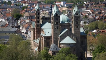 Ein imposantes Gebäude ist der Dom zu Speyer und ein Blickfang schon von Weitem.