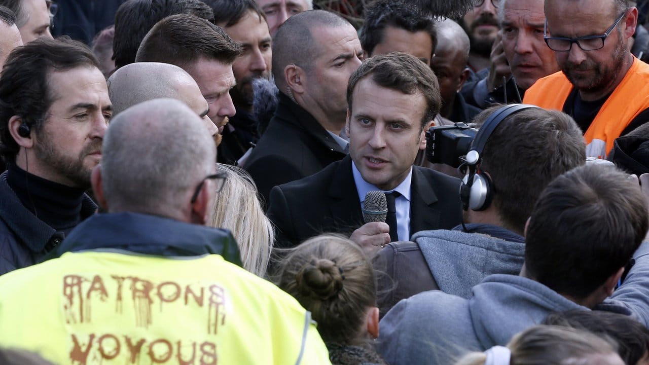 Emmanuel Macron, damals noch Präsidentschaftskandidat, trifft streikende Mitarbeiter der von der Schließung bedrohten Whirlpool-Fabrik in Amiens. Emmanuel Macron, damals noch Präsidentschaftskandidat, trifft streikende Mitarbeiter der von der Schließung bedrohten Whirlpool-Fabrik in Amiens.