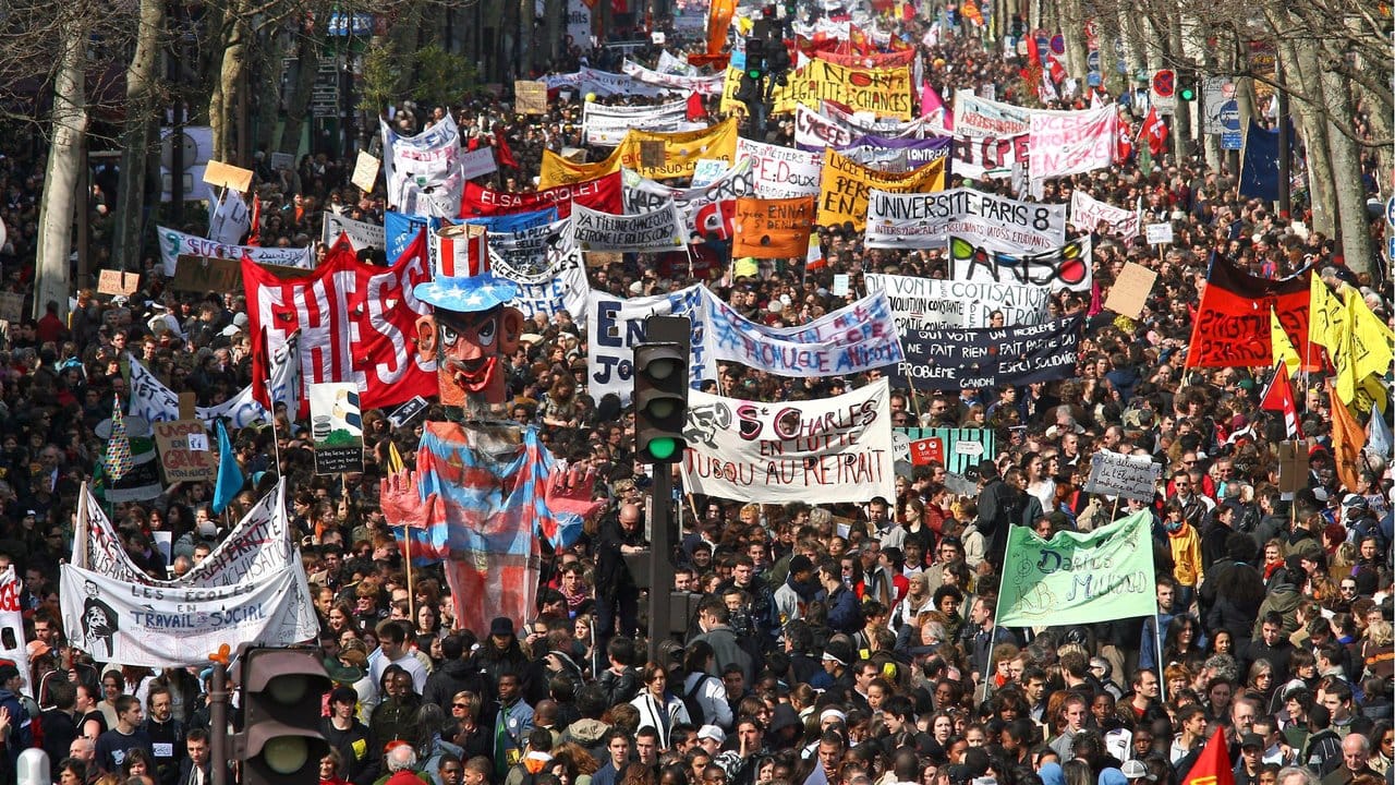 Proteste gegen Arbeitsmarktreformen haben in Frankreich Tradition und sind oft erfolgreich: Tausende gehen im April 2006 in Paris auf die Straße. Proteste gegen Arbeitsmarktreformen haben in Frankreich Tradition und sind oft erfolgreich: Tausende gehen im April 2006 in Paris auf die Straße.