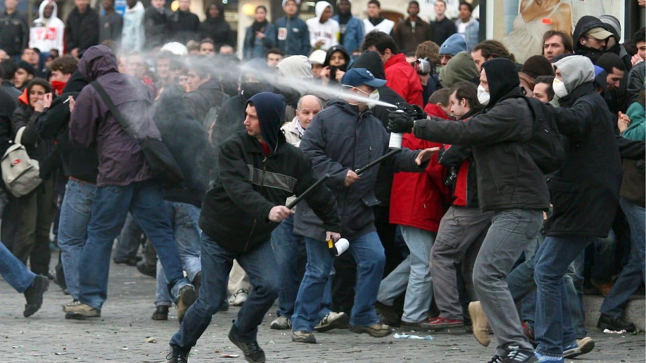 Proteste gegen Reformen des Arbeitsrechts enden in Frankreich regelmäßig in Unruhen, so wie hier 2006 in Paris. Proteste gegen Reformen des Arbeitsrechts enden in Frankreich regelmäßig in Unruhen, so wie hier 2006 in Paris.