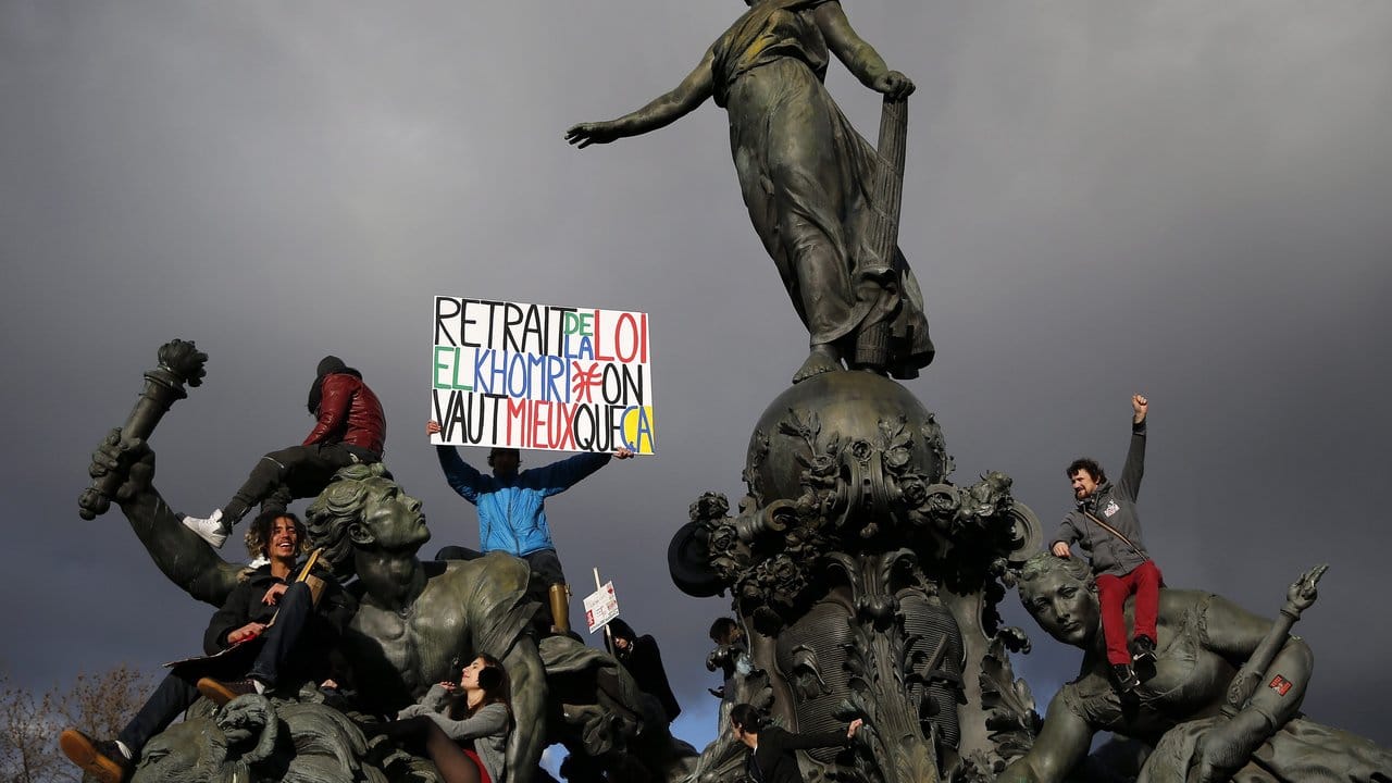 Demonstranten fordern in Paris die Rücknahme von Plänen für eine Arbeitsmarktreform. Demonstranten fordern in Paris die Rücknahme von Plänen für eine Arbeitsmarktreform.
