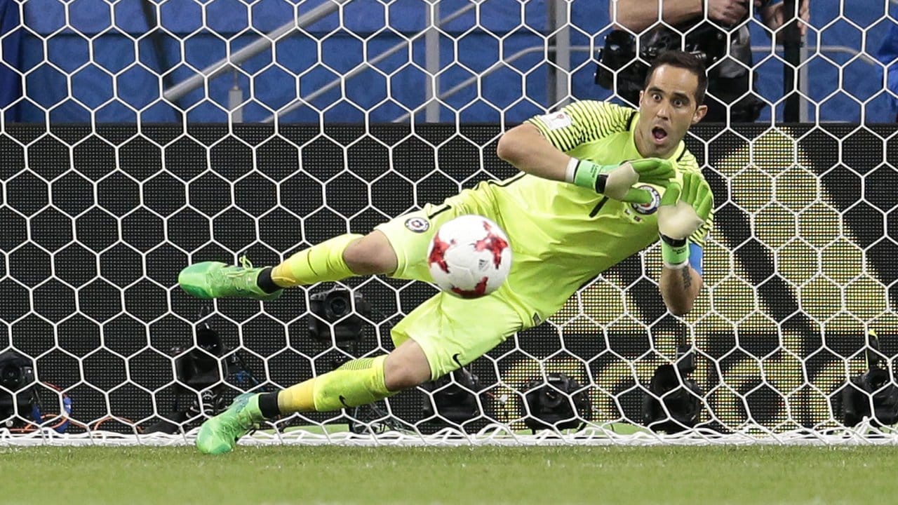 Gleich drei Treffer hat Chiles Torwart Claudio Bravo im Elfmeterschießen gegen Portugal verhindert.