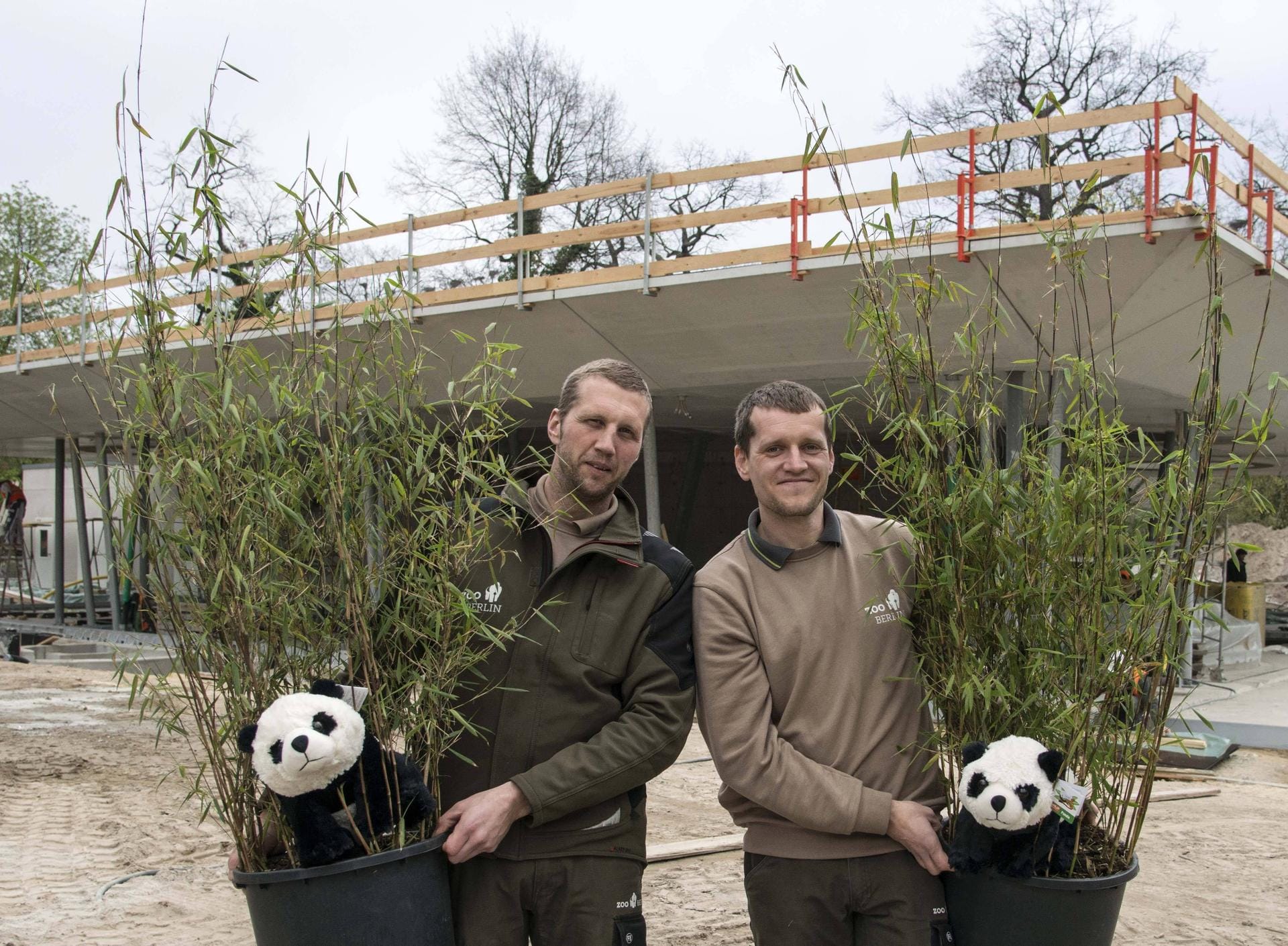 Die zukünftigen Pandapfleger im Berliner Zoo: li. Markus Röpke, re. Christian Toll, freuen sich schon auf ihre neuen Schützlinge.