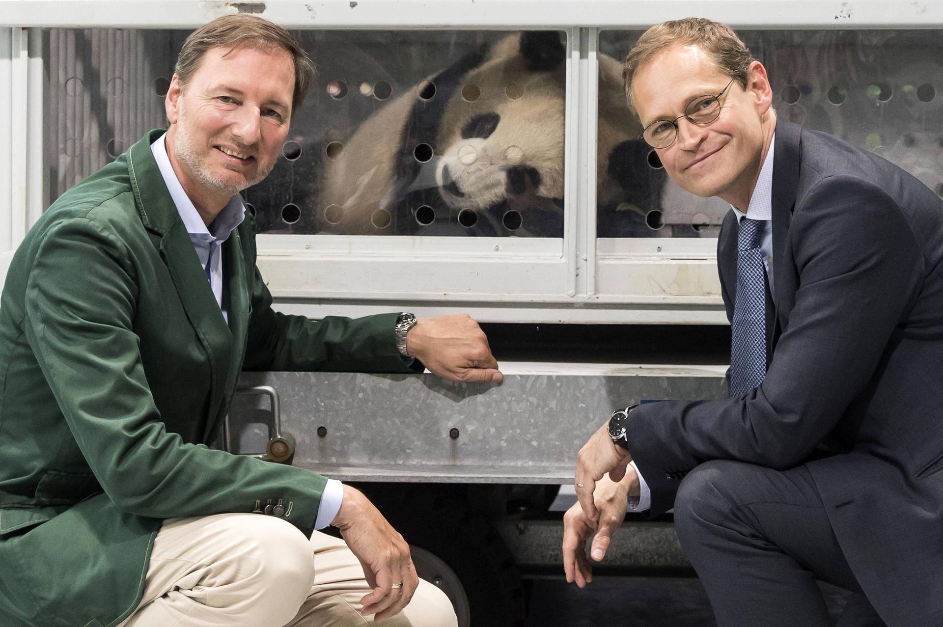 Zoodirektor Andreas Knieriem und Bürgermeister Michael Müller bei der Ankunft der Pandabären Meng Meng und Jiao Qing am Flughafen.