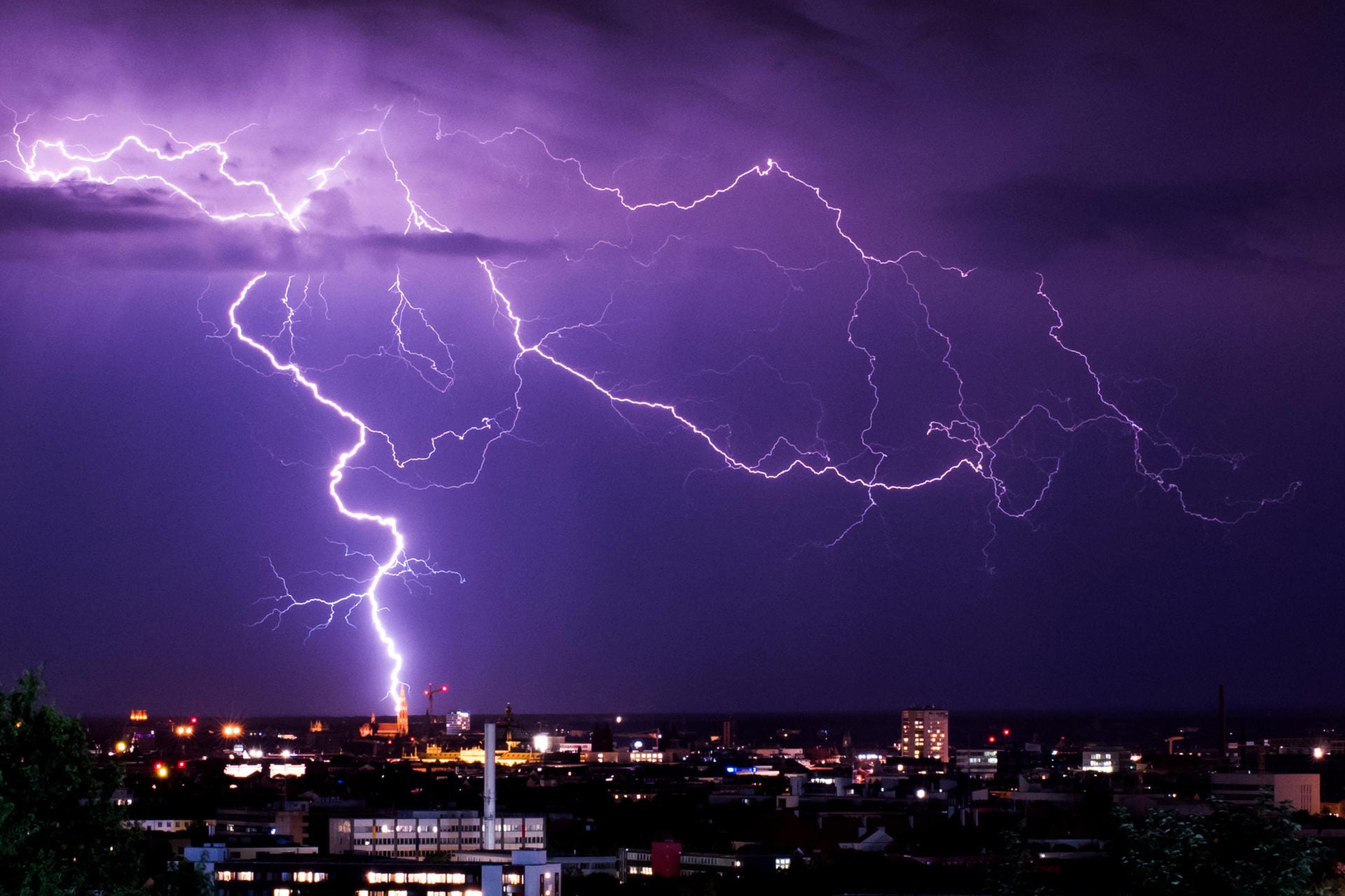 Wie hier in München, kommt es auch in den kommenden Tagen vor allem in Bayern, Sachsen, Brandenburg und Berlin zu teils heftigen Unwettern mit Starkregen und Gewitter.