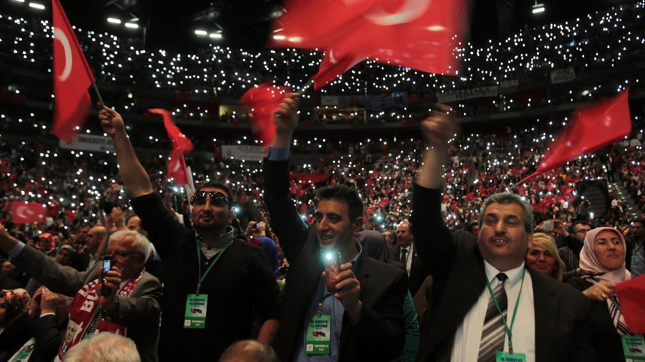 Begeisterte Erdogan-Anhänger schwenken im Mai 2014 in der Kölner Lanxess-Arena ihre Fahnen. Begeisterte Erdogan-Anhänger schwenken im Mai 2014 in der Kölner Lanxess-Arena ihre Fahnen.