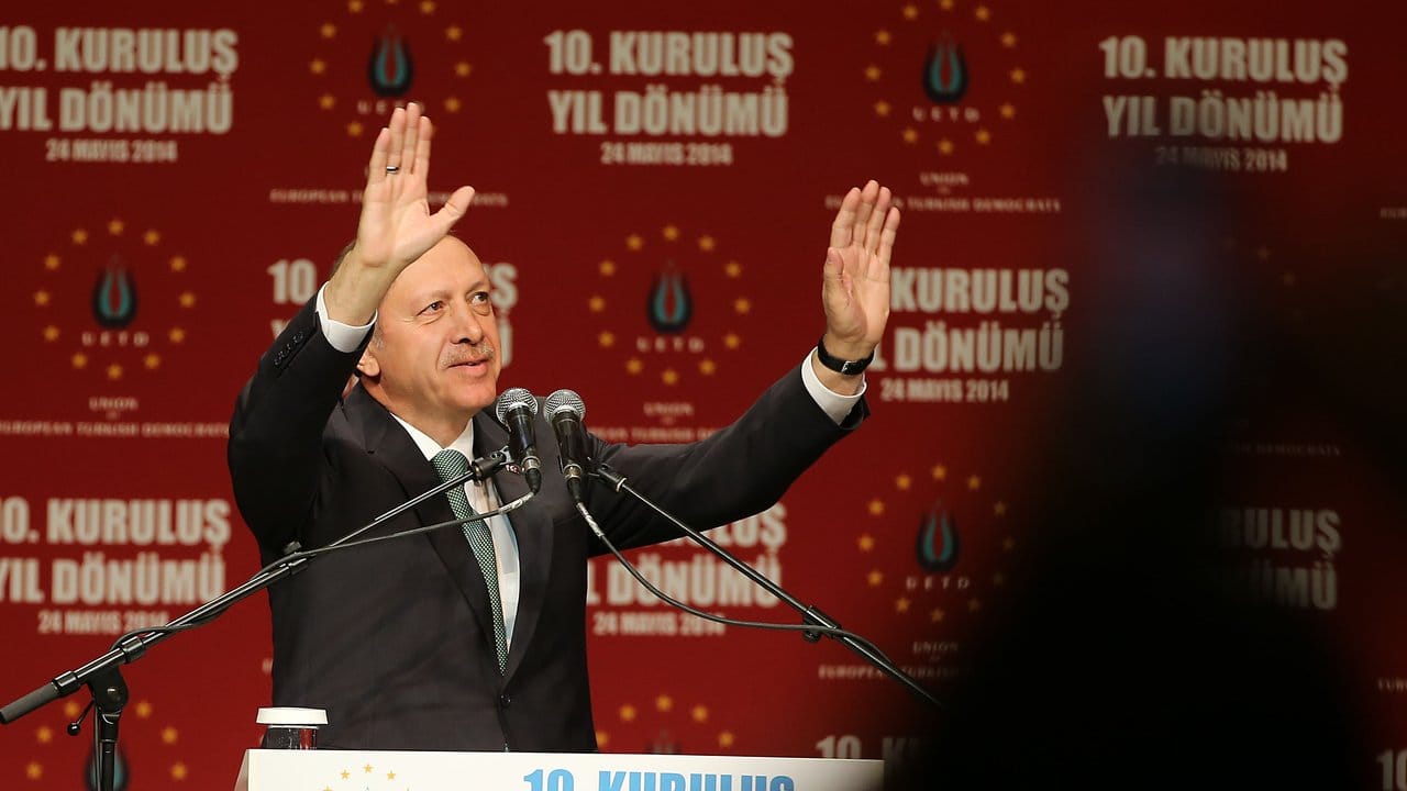 Erdogan-Auftritt in der Kölner Lanxess-Arena im Mai 2014. Erdogan-Auftritt in der Kölner Lanxess-Arena im Mai 2014.