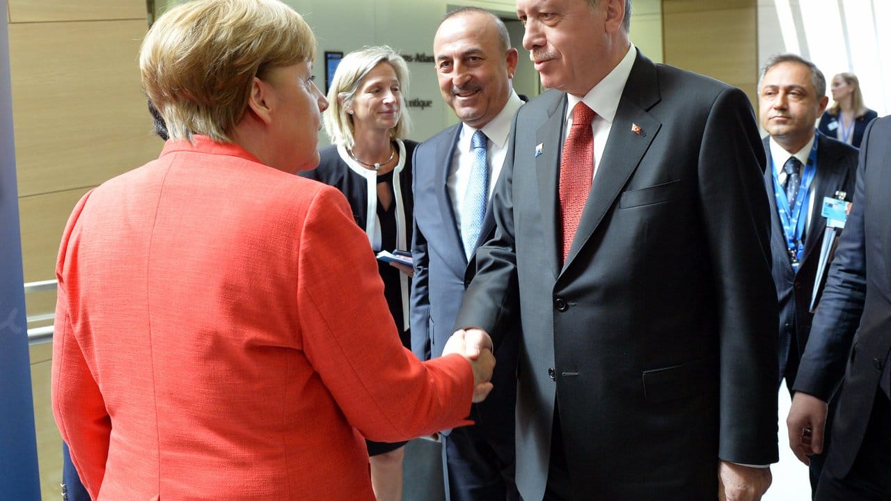 Schwieriges Verhältnis: Bundeskanzlerin Angela Merkel und der türkische Staatspräsident Recep Tayyip Erdogan beim Nato-Gipfel. Schwieriges Verhältnis: Bundeskanzlerin Angela Merkel und der türkische Staatspräsident Recep Tayyip Erdogan beim Nato-Gipfel.