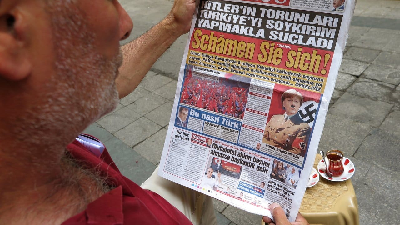 Die türkische Tageszeitung "Sözcü" bildete Angela Merkel vor einem Jahr in Naziuniform und Hitlerbart auf der Titelseite ab. Die türkische Tageszeitung "Sözcü" bildete Angela Merkel vor einem Jahr in Naziuniform und Hitlerbart auf der Titelseite ab.