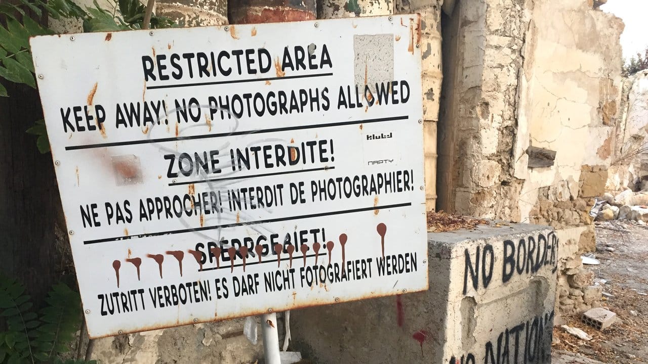 Warnschild an der Pufferzone zwischen dem griechischen und dem türkischen Teil Zyperns. Warnschild an der Pufferzone zwischen dem griechischen und dem türkischen Teil Zyperns.