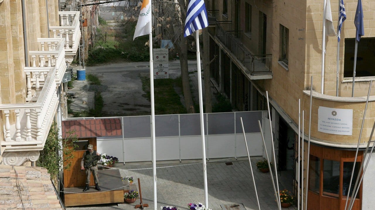 Barrikaden in der Ledra Street im Herzen von Nikosia. Barrikaden in der Ledra Street im Herzen von Nikosia.
