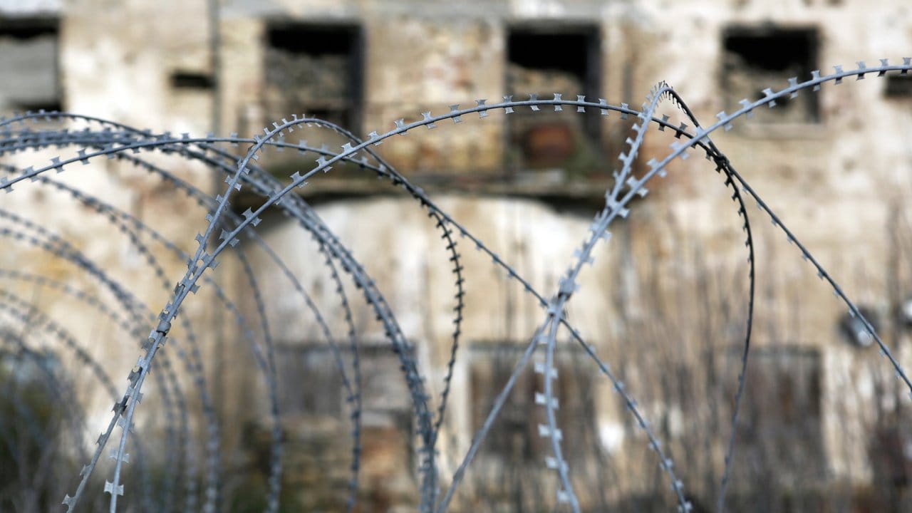 Stacheldraht in Nikosia vor einem verlassenem Gebäuden innerhalb der von der UN kontrollierten Pufferszone. Stacheldraht in Nikosia vor einem verlassenem Gebäuden innerhalb der von der UN kontrollierten Pufferszone.