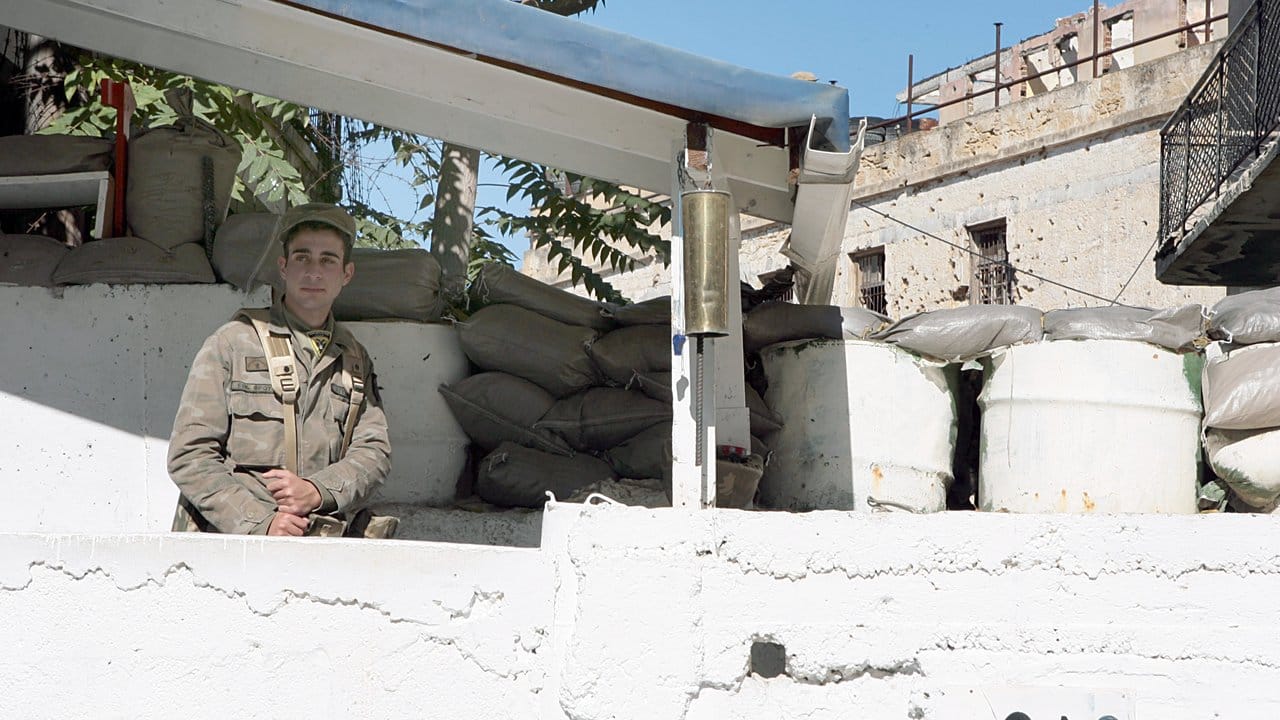Ein griechischer Grenzposten hält Wache zwischen dem griechischen und dem türkischen Teil der zypriotischen Hauptstadt Nikosia. Ein griechischer Grenzposten hält Wache zwischen dem griechischen und dem türkischen Teil der zypriotischen Hauptstadt Nikosia.