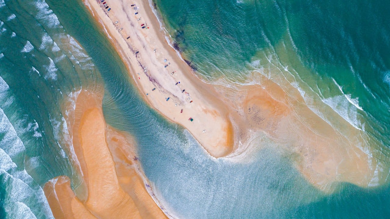 Die im April erstmals gesichtete Sandbank in Form eines Halbmondes ist etwa 1,6 Kilometer lang.