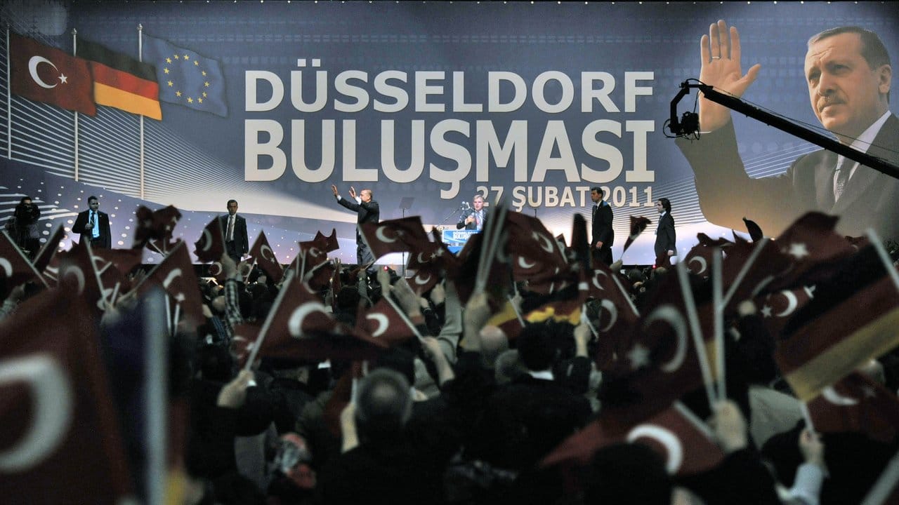 Der türkische Ministerpräsident Erdogan winkt am 27. Der türkische Ministerpräsident Erdogan winkt am 27.