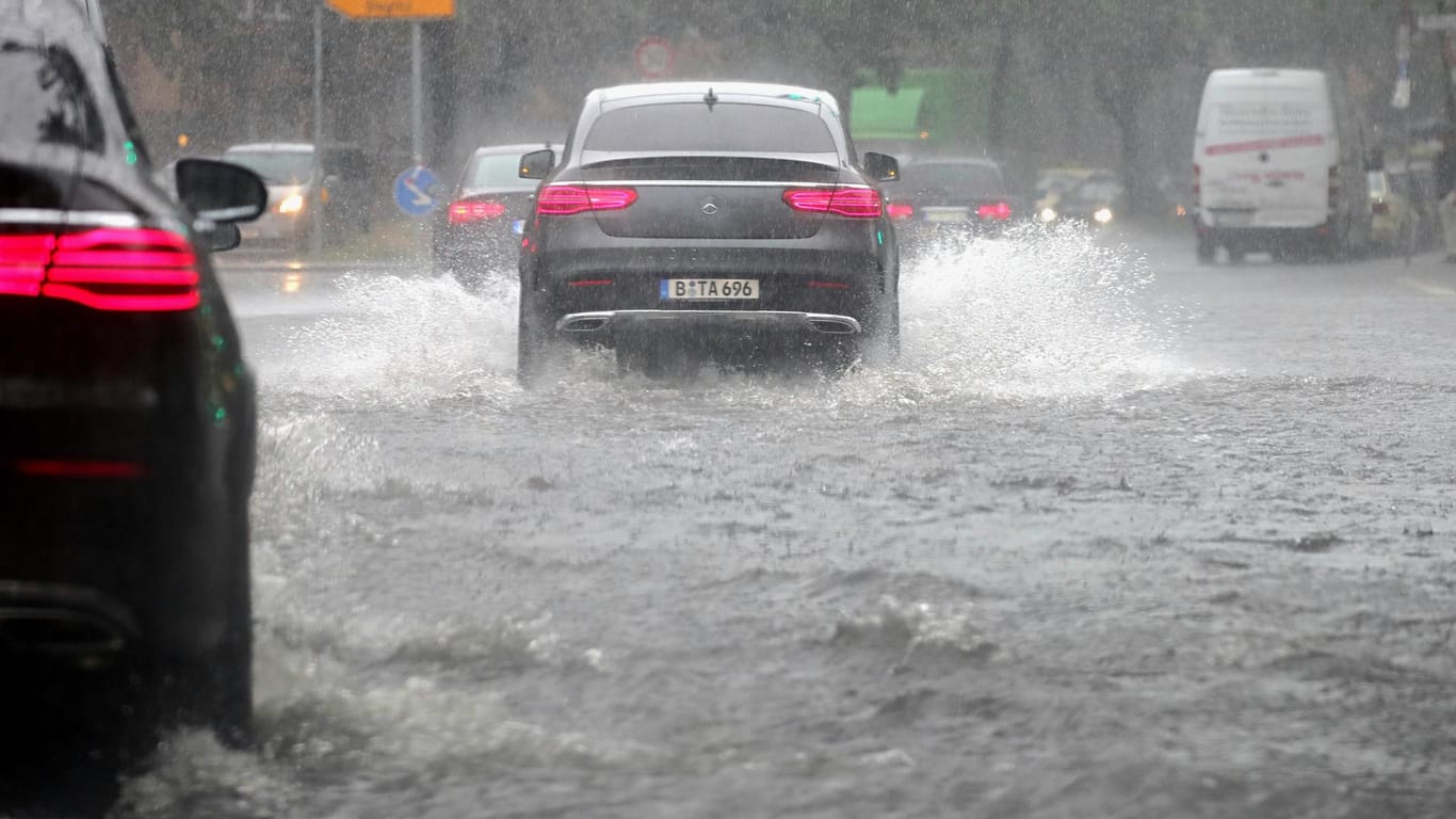 Überflutete Straße am Donnerstag im Berliner Stadtteil Wilmersdorf.