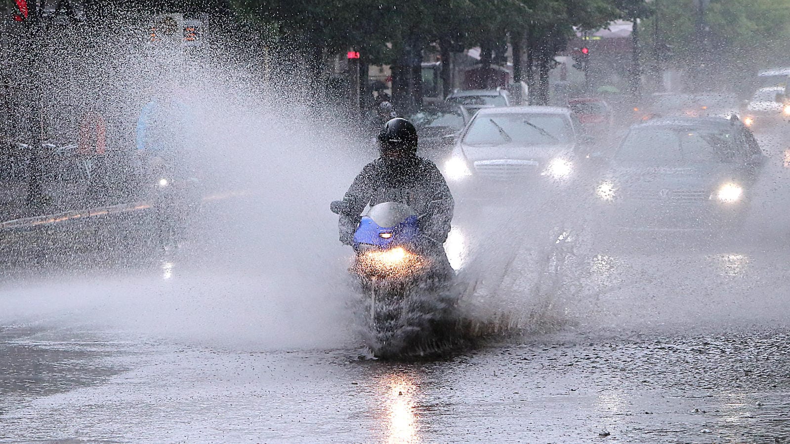 Unwetter behindert den Verkehr auf dem Berliner Boulevard Unter den Linden.