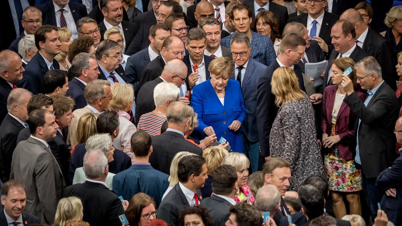 Bundeskanzlerin Merkel wirft im Bundestag ihre Stimmkarte ein: Sie hat gegen die Ehe für alle gestimmt.