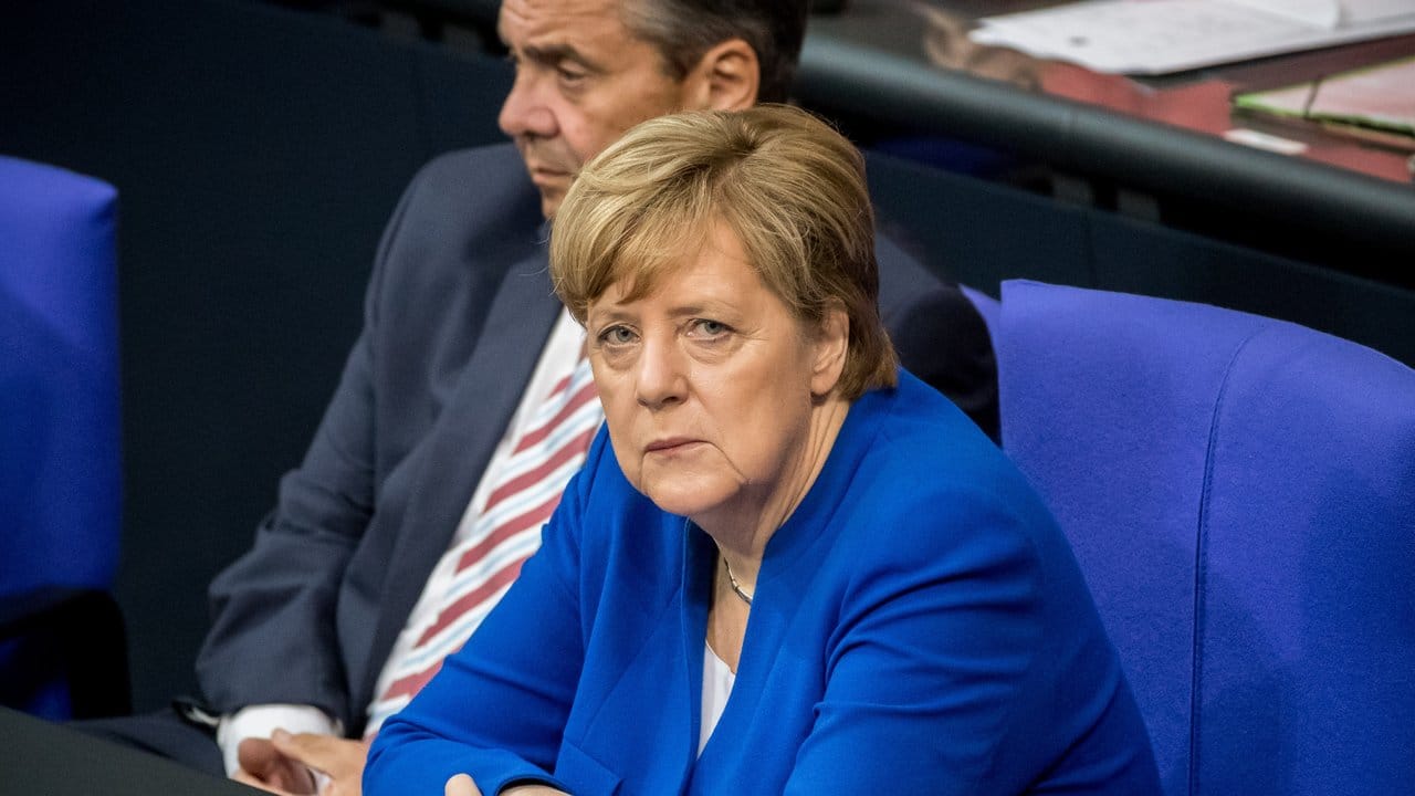 Bundeskanzlerin Angela Merkel vor Beginn der Abstimmung zur Ehe für alle neben Außenminister Sigmar Gabriel.