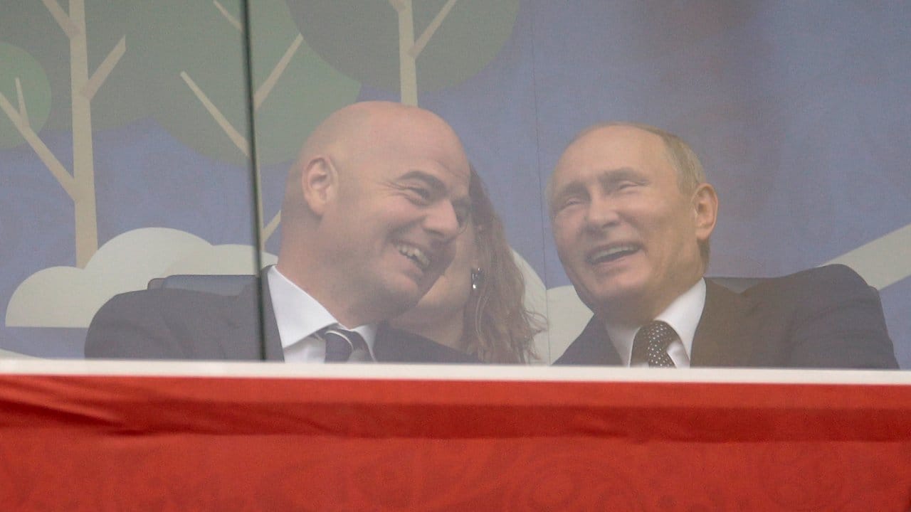FIFA-Präsident Gianni Infantino (l) und Russlands Staatspräsident Wladimir Putin sitzen beim Eröffnungsspiel auf der Tribüne in Sankt Petersburg.